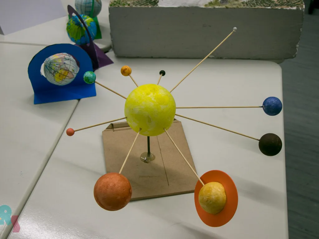 Modell des Sonnensystems auf einem Tisch.
